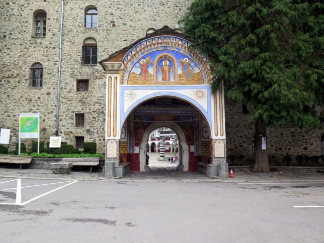 Pequeña puerta entre altas murallas en el Monasterio de Rila