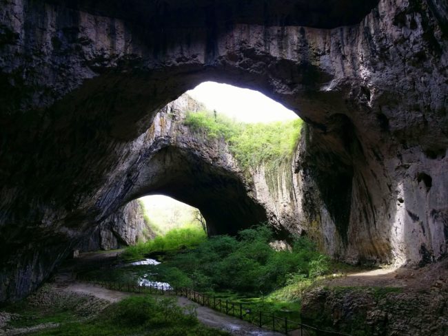 Aberturas naturales de la Cueva Devetashka en Bulgaria