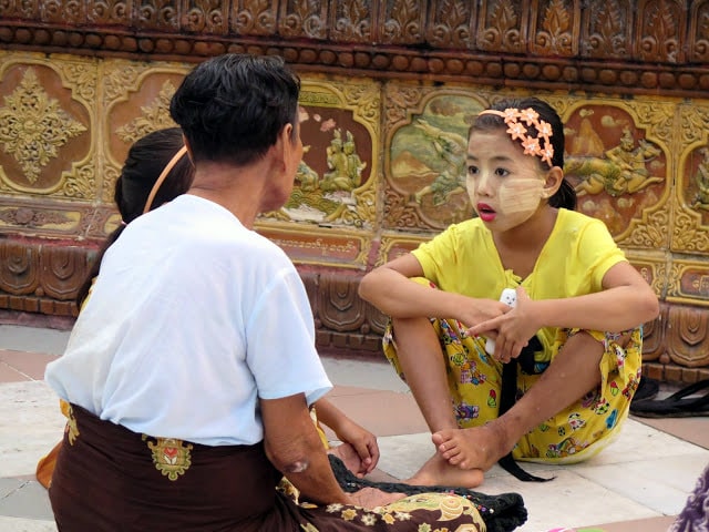 Lo que llevan las mujeres de Birmania en la cara