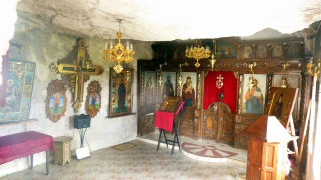 Increíble Monasterio búlgaro excavado en rocas