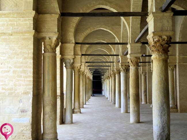 Arcos y columnas en la Gran Mezquita de Kairuán