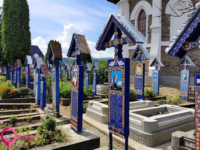 Las reconocibles cruces del Cementerio de Sapanta