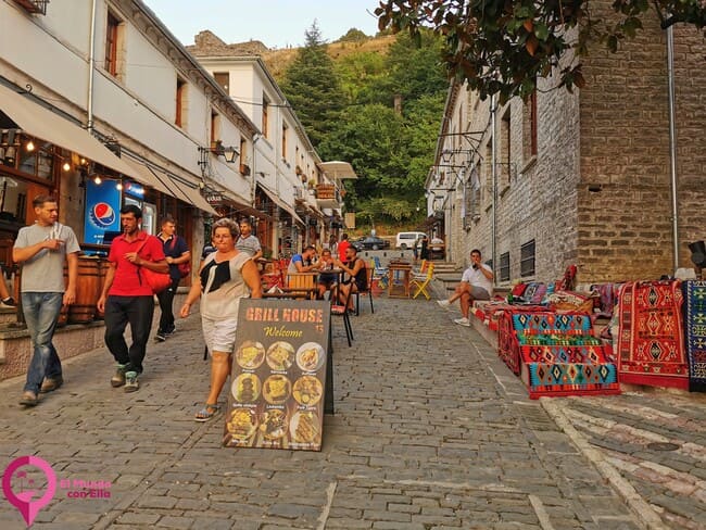 Las calles más animadas de Gjirokastër