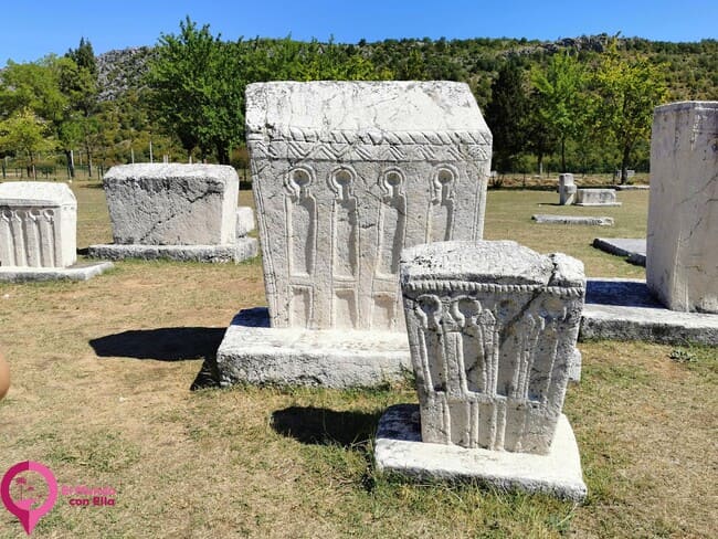 Cofres mortuorios en los cementerios medievales de Bosnia