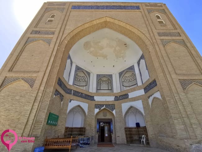 Portal de la mezquita en la Necrópolis de Chor Bakr