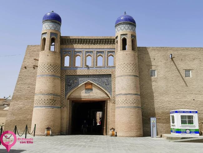 Puertas en la ciudad amurallada de Khiva