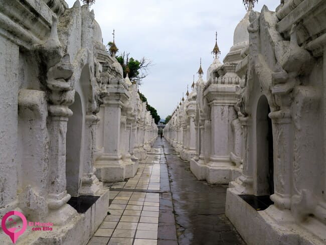 Pagodas que albergan las páginas del libro más grande del mundo Mandalay y el libro más grande del mundo