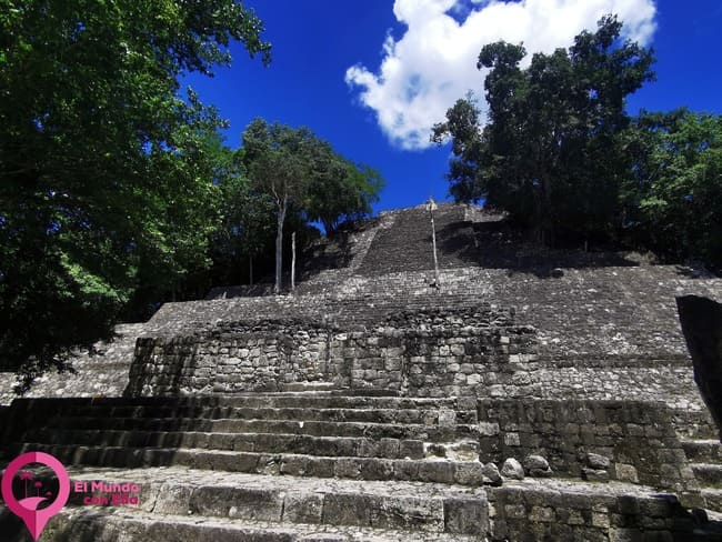 Ruinas mayas del Estado de Campeche Las Ruinas mayas en mitad de la selva en el Estado de Campeche