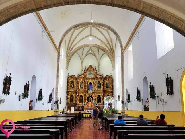 La ciudad de las tres culturas en México Yellow City of the Yucatan