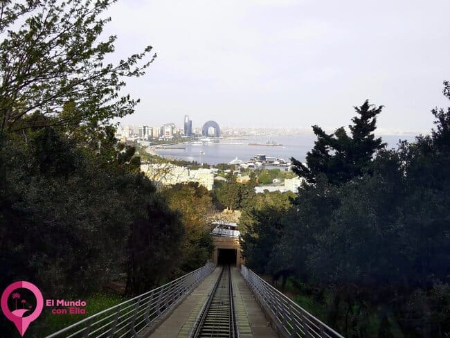 Funicular en Bakú Cómo llegar a las Flame Towers de Bakú