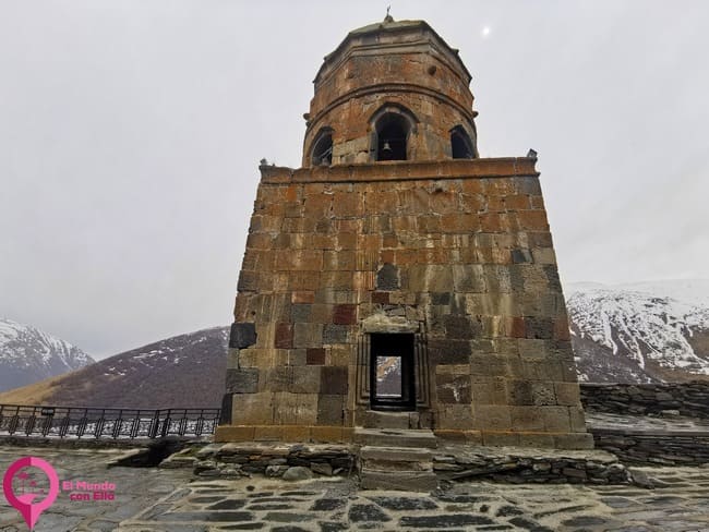 Iglesia en cruz con cúpula Tsminda Sameba Kazbegi