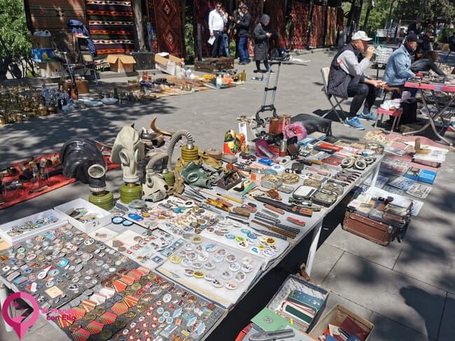Mercado de Puente seco en Tiblisi Antigüedades en Georgia