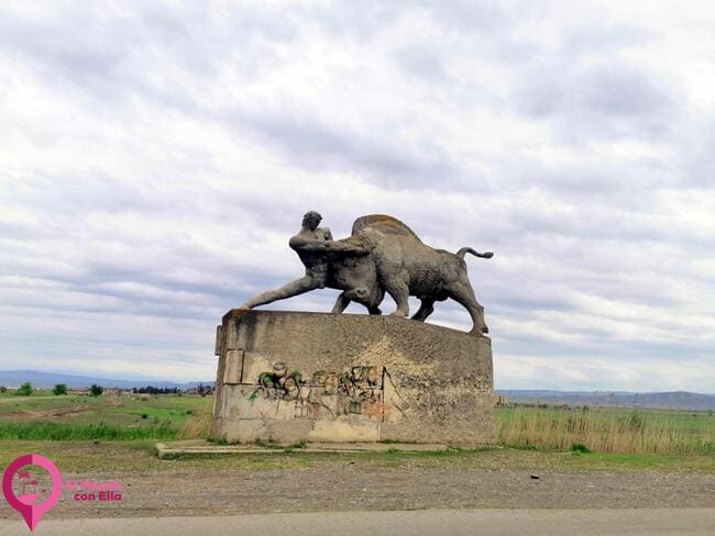 Las grandes esculturas de Georgia Escultura cerca de Rustavi