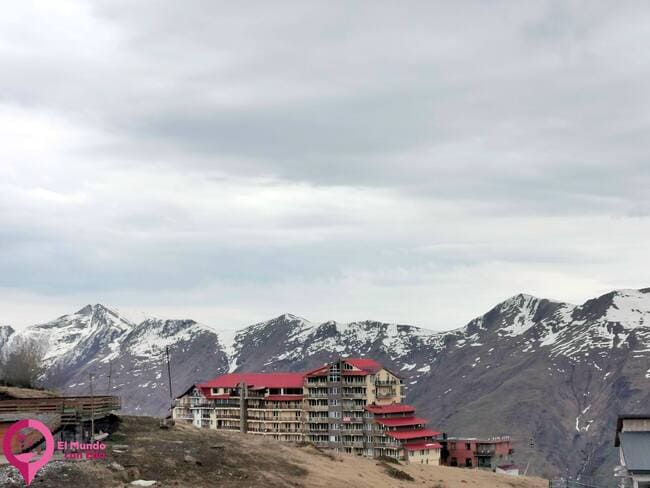 Población de Gudauri en Georgia Poblaciones de la Carretera Militar Georgiana