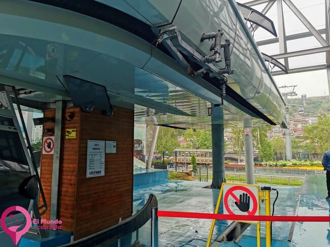 Funicular que sube a la Fortaleza Narikala en Tiblisi