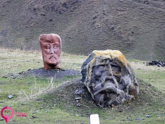 Cabezas gigantes de piedra de Sno, en Georgia Esculturas de cabeza gigante de Sno