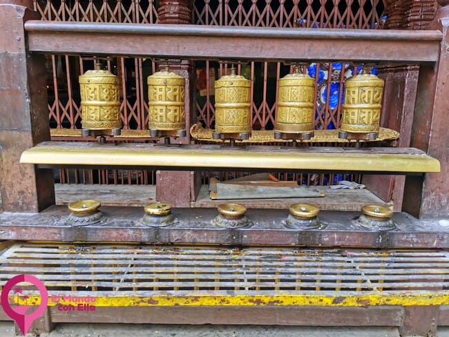 Ruedas de oración en Nepal Cilindros que giran en los templos budistas
