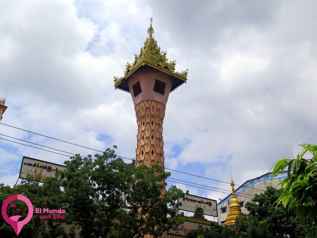 Torre del Reloj Maha Theindawgyi Arquitectura Budista en Yangon