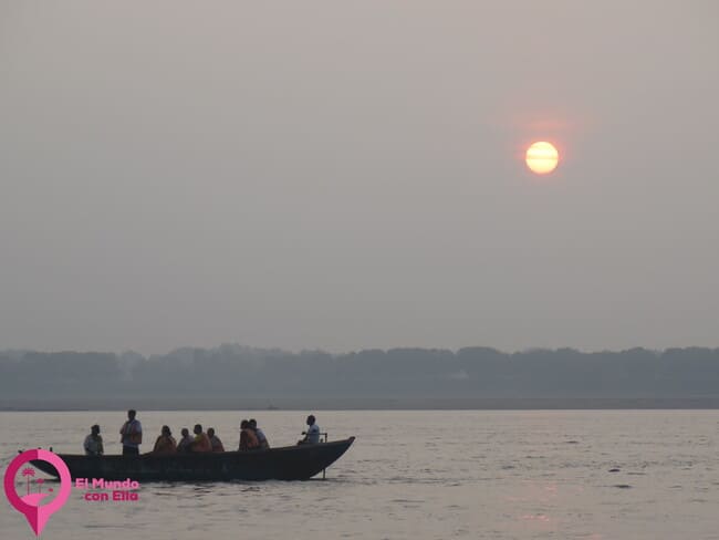 Por qué es imprescindible pasear en barca sobre el Ganges al amanecer