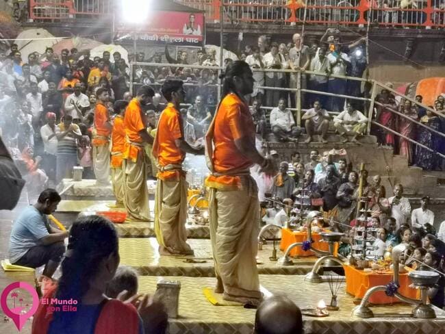 Ganga Aarti Varanasi Ceremonia nocturna en Varanasi