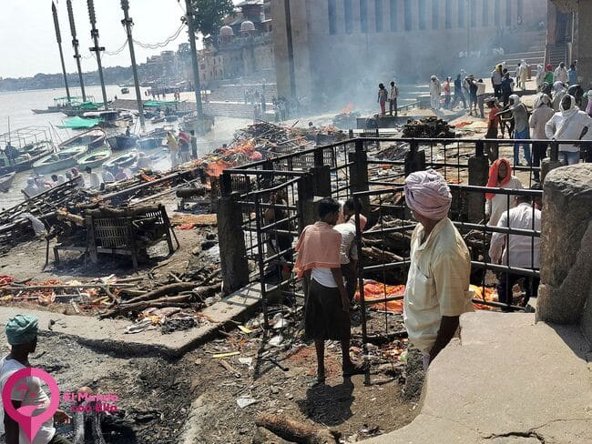 Cómo es un ghat para cremaciones en Varanasi