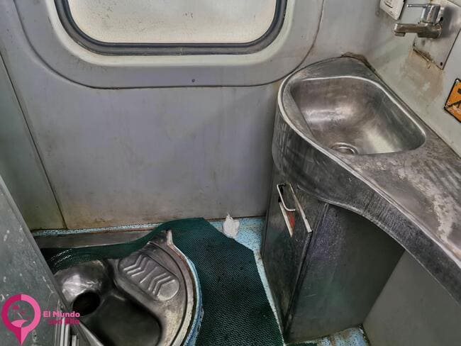 Váteres de los trenes en India Ir al váter en un tren de la India