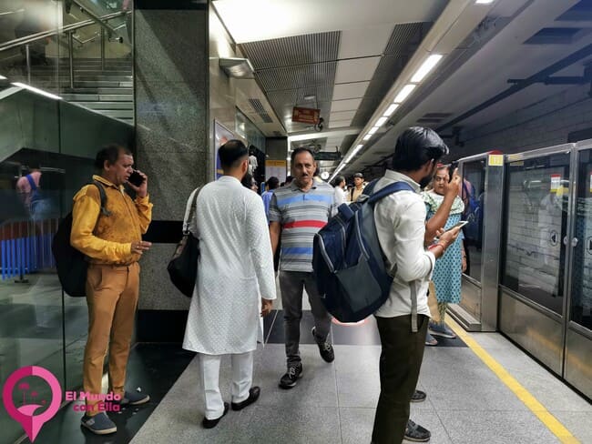 Moverse en metro en Delhi Cuál es la forma más rápida y barata de llegar del aeropuerto al centro de Delhi
