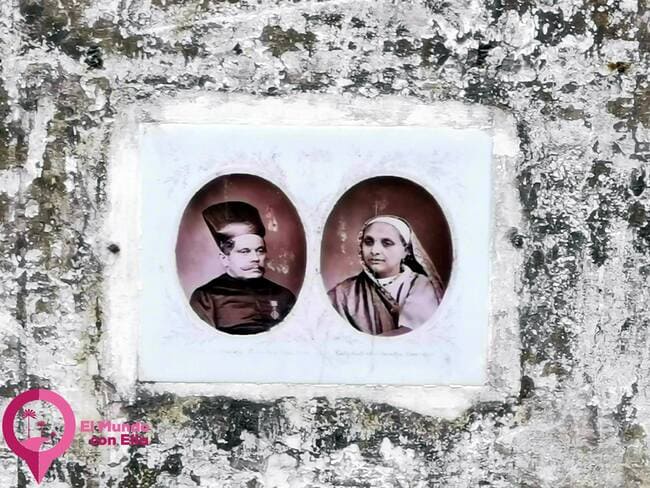 Fotografías antiguas en un edifico demolido de Bombay Fotografía antigua en Bombay