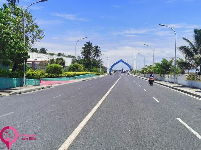 Puente que une el aeropuerto de Malé con la ciudad