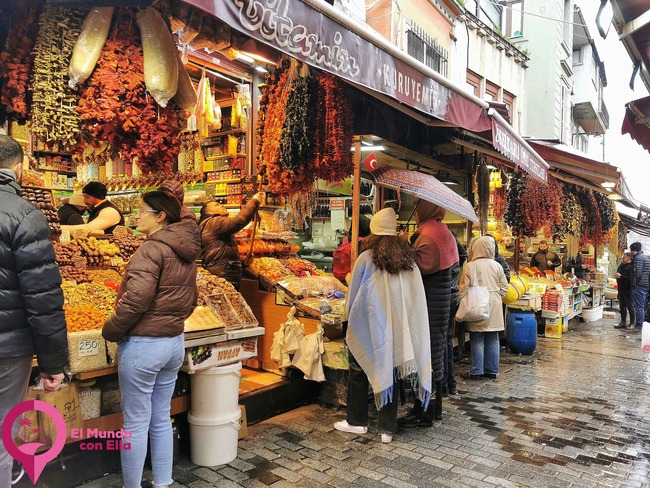 Tiendas en los alrededores del Bazar Egipcio
