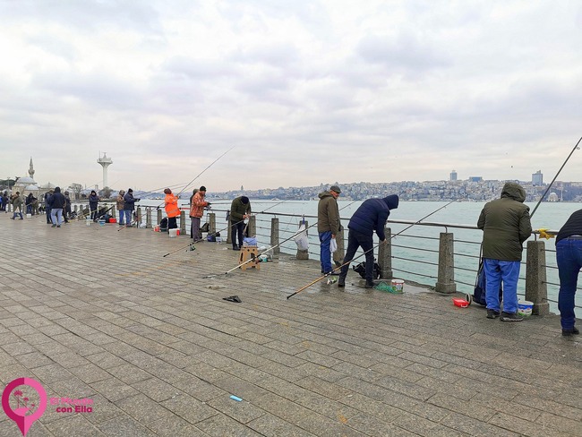 El estrecho del Bósforo desde el Barrio de Üsküdar Pescadores en el Barrio de Üsküdar