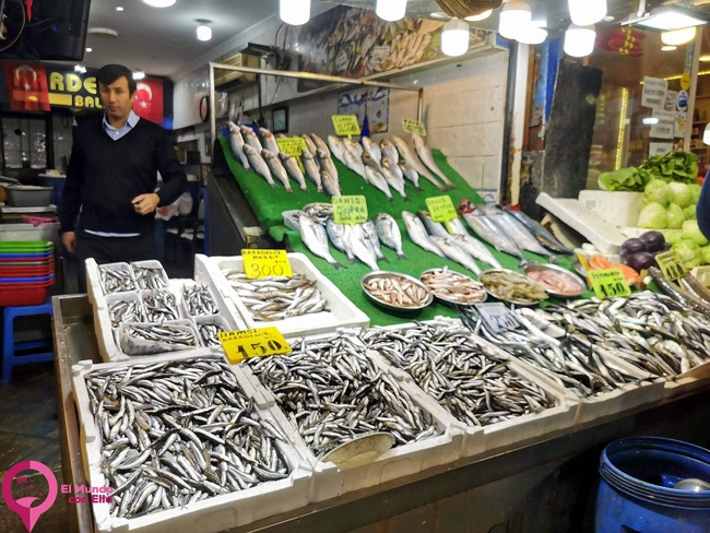 Puestos del Bazar de Üsküdar Puestos de pescado en el Mercado de Üsküdar