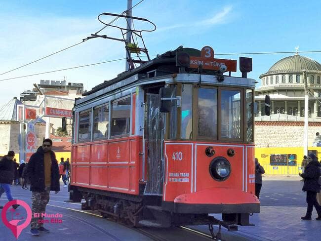Tranvía turístico que recorre la calle Istiklal en el Barrio de Taksim Distrito de Beyoglu