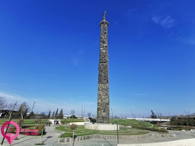 Obelisco de Zurab Tsereseli