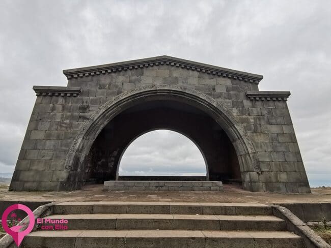 Detalle arquitectónico del Arco de Ararat, destacando su diseño simbólico