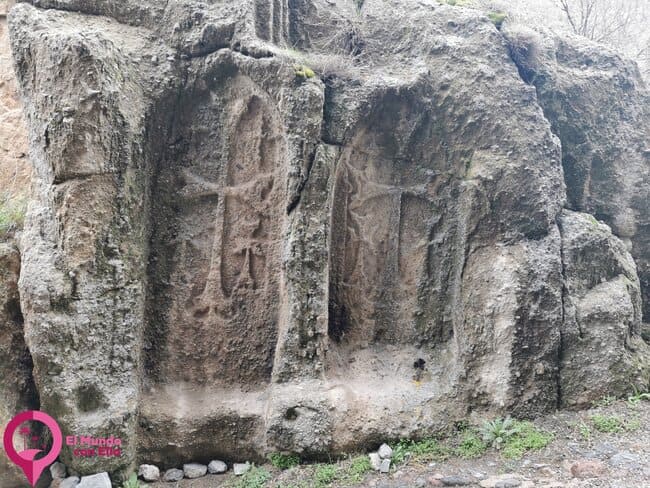 Cruces armenias talladas en piedra