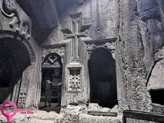 Decoraciones intrincadas en una capilla del Monasterio de Geghard