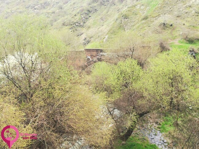 Puente del diablo frente a la Sinfonía de Piedras