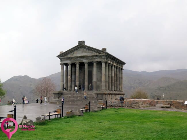 Columnas corintias del Templo de Garni, destacando su influencia griega