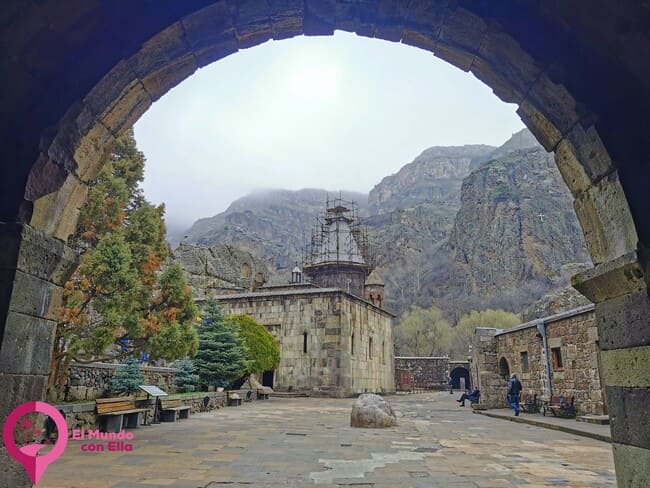 Vista del Monasterio de Geghard tallado en roca, rodeado por montañas