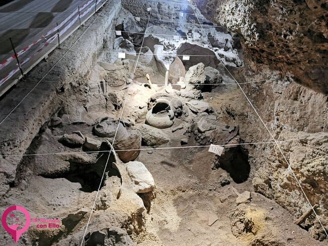 Instalaciones de vinificación encontradas en la Cueva Areni-1, datando de la Edad de Bronce Excavaciones arqueológicas dentro de la Cueva Areni-1, donde se descubrió el vino más antiguo de Armenia