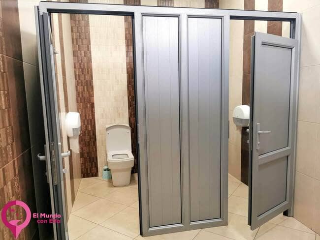 Interior de un baño público en Armenia durante el invierno, sin calefacción