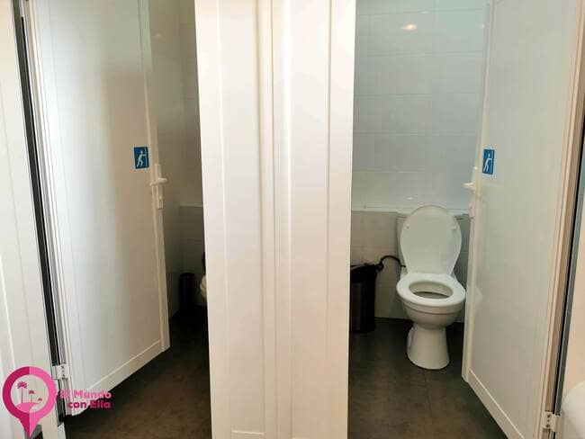 Inodoro de estilo occidental en un baño de Armenia