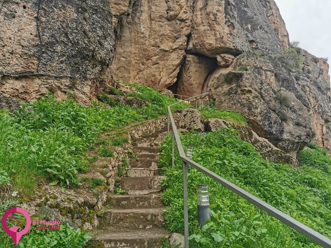 Entrada de la Cueva Areni-1 en Armenia, famosa por el hallazgo del vino más antiguo del mundo Vista de la entrada de la Cueva Areni-1, uno de los sitios arqueológicos más importantes de Armenia, conocido por el descubrimiento del vino más antiguo del mundo