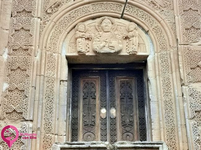 Tímpano inusual hallado en el Monasterio de Novarank Tímpano de la iglesia de Novarank, con intrincados detalles escultóricos de la época medieval