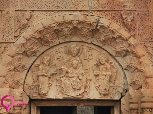 Decoración detallada de la iglesia de Novarank, que incluye grabados y esculturas que representan escenas bíblicas Decoración escultórica de la iglesia de Novarank, con escenas religiosas grabadas en piedra