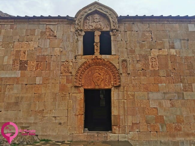 Vista detallada del tímpano de la iglesia de Novarank, con intrincados motivos escultóricos de la época medieval Vista detallada del tímpano de la iglesia de Novarank, con intrincados motivos escultóricos de la época medieval