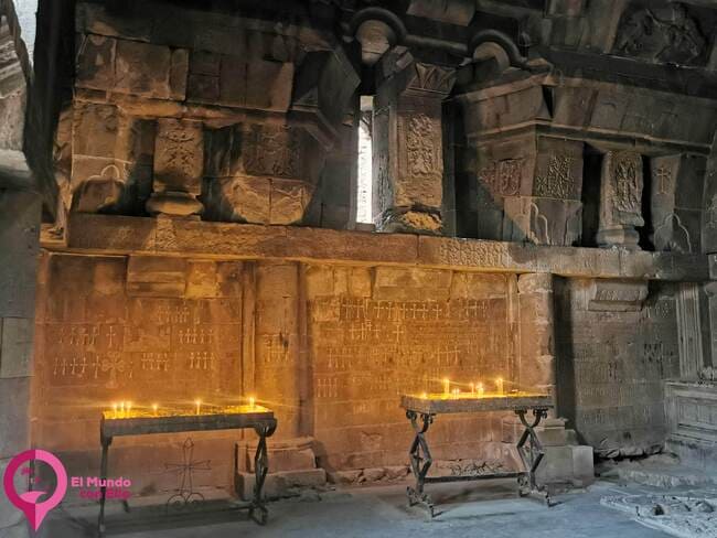 Interior de los muros de la Iglesia de Novarank En Novarank se observa la simplicidad y solemnidad del diseño armenio medieval, con sus paredes de piedra perfectamente conservadas
