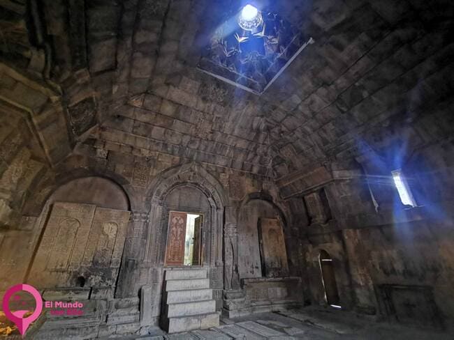 El gavit del Monasterio de Novarank, con columnas robustas y un techo abovedado ornamentado según la tradición medieval armenia El gavit del Monasterio de Novarank, una estructura independiente utilizada para los servicios religiosos, destaca por su arquitectura de columnas robustas y su techo abovedado, con detalles ornamentales que reflejan la tradición medieval armenia