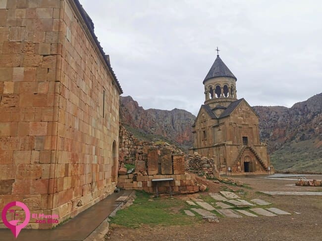 Iglesia principal del Monasterio de Novarank, representando la tradición arquitectónica de Armenia medieval Vista de las estructuras del Monasterio de Novarank, que muestran la influencia de la arquitectura medieval armenia